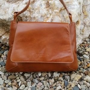 Kenneth Cole Reaction tan leather shoulder bag Flap closure